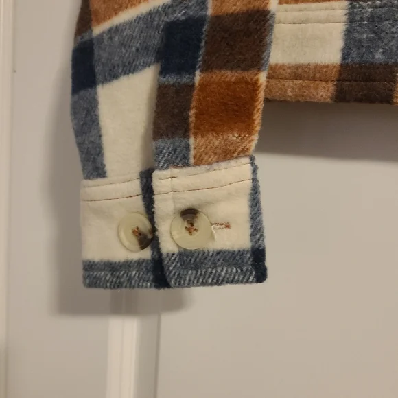 Button Down Shacket Size Small - Picture 4 of 6